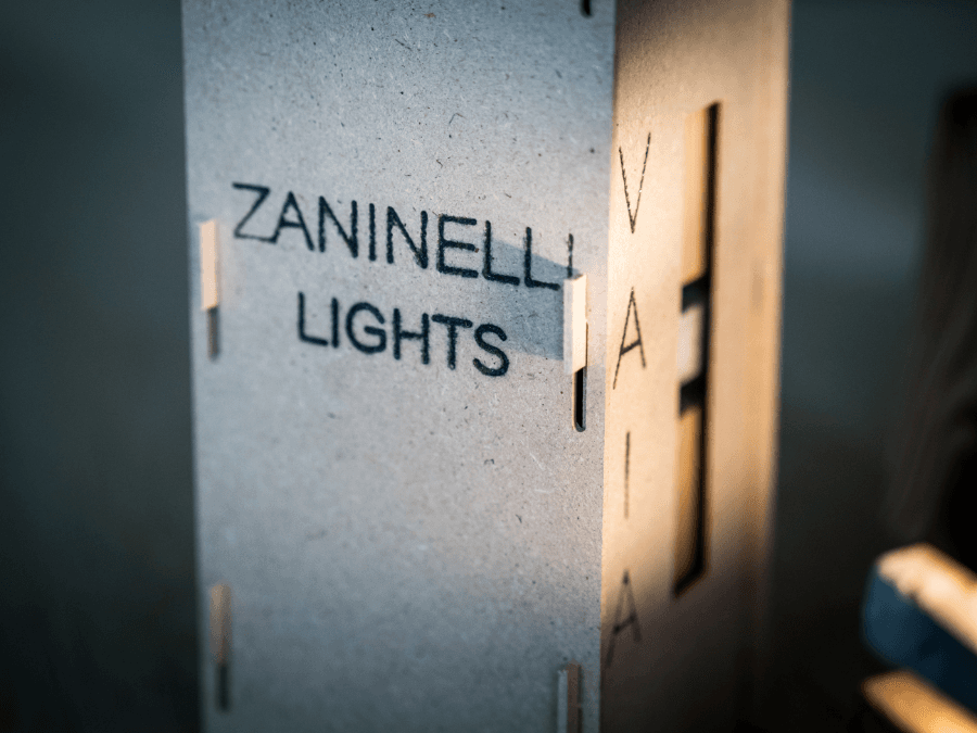 Vaia imballaggio lampada Scatola contenente lampada Vaia in legno ad incastro con la scritta Zaninelli lights davanti e Vaia lateralmente.